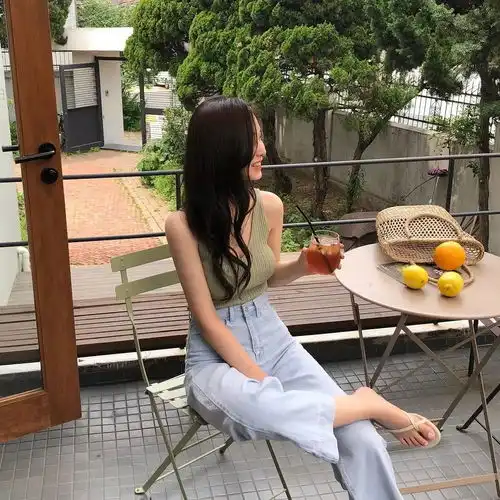 网红抢着穿的牛油果绿,真的谁穿谁显白