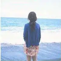 在海边远望的背影伤感女头你牵着她的手离开了我的童话