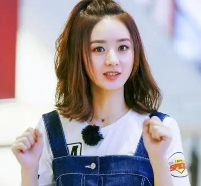 赵丽颖现身迪士尼,穿粉嫩裙子犹如18岁少女,与游客合影气质超好