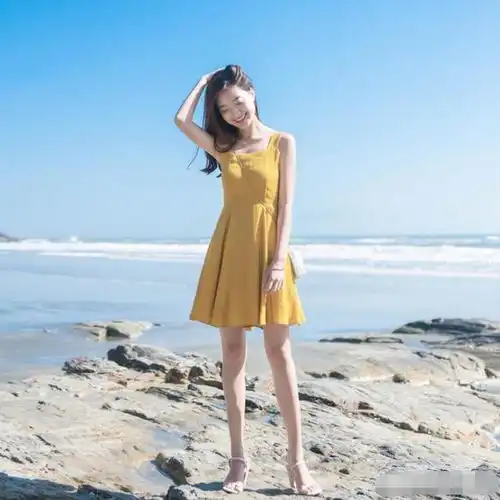 简约纯色连衣裙,演绎优雅女神范