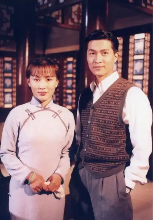 他才是真正的不老男神,两任女友都比他小20多岁,花甲之年仍单身