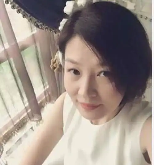 李咏逝去后,妻子哈文首晒自拍,满脸憔悴让人心疼