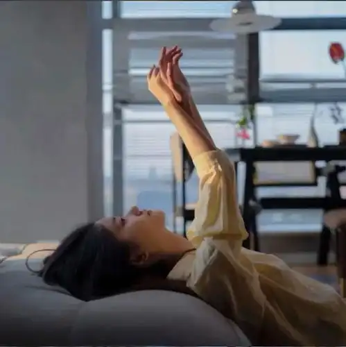 高级感女生单人头像