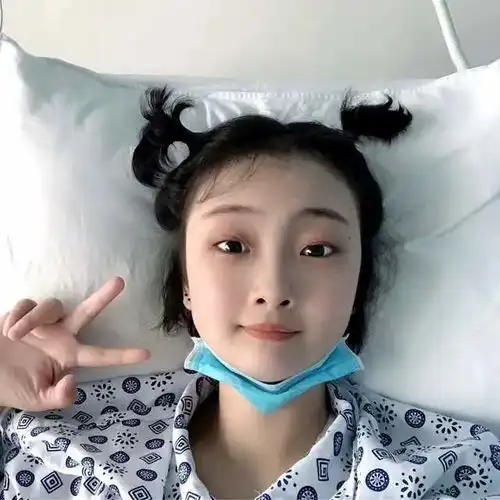 武汉16岁美少女突发重病变丑仍乐观,病床上放声高歌,劝爸爸不要哭