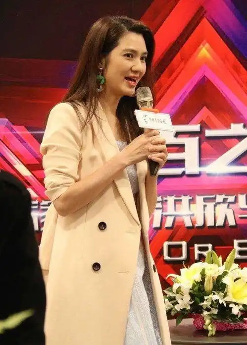再被传分手传闻,49岁洪欣懒理,秀和女儿跳舞照片柔美减龄