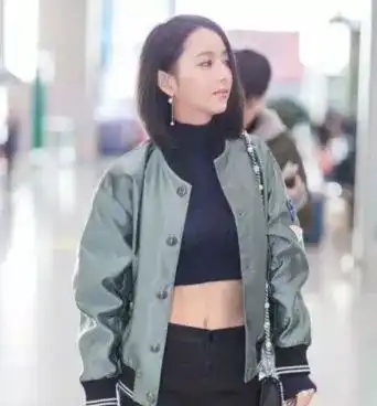 佟丽娅机场秀只爱素颜妆后的她气质百变,穿背带裙少女感十足