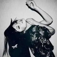 qq空间黑白女生头像看记忆把时间穿乱