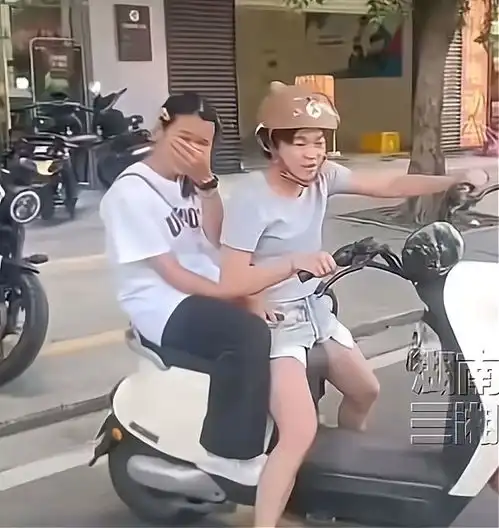 开电动车狂街全红婵戴头盔化身女司机,后座客人被整得不好意思