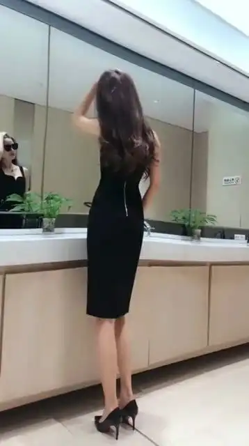 虽然小姐姐戴着墨镜,光看她的背影,就知道是个优雅的女人