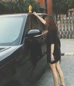 百万路虎豪车现身学校门口,车顶放了一瓶饮料,女大学生想喝