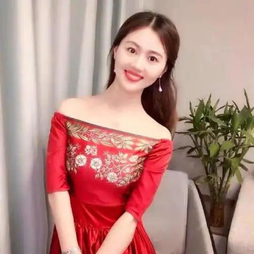 美女博士拍视频弘扬国学爆红却被质疑学历造假,才女人设崩了