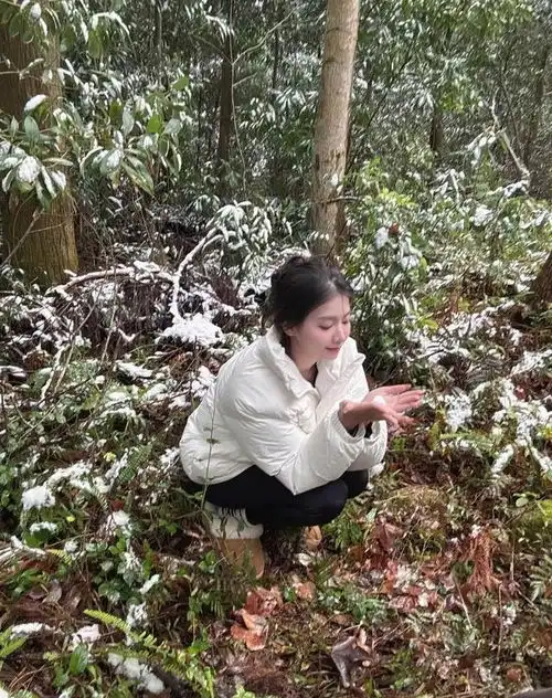 河南男子带相亲对象摘草莓,一眼看上旁边女子,网友美得冒泡