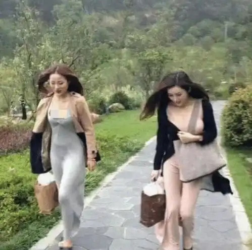 姑娘风大了,就别穿裙子了真的会原形毕露的