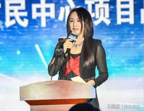 45岁曹颖发福严重,近照显得很大妈,黑长发挡不住发胖的脸