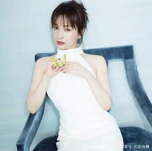 吴昕真会穿一袭紧身白裙显高又显瘦,腰臀比例超惊艳