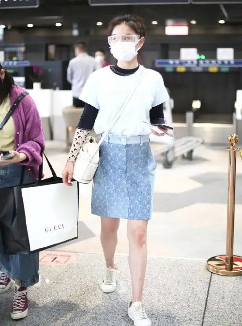 她曾被骂滚出娱乐圈,今穿t恤配月牙短裙,33岁美得好少女
