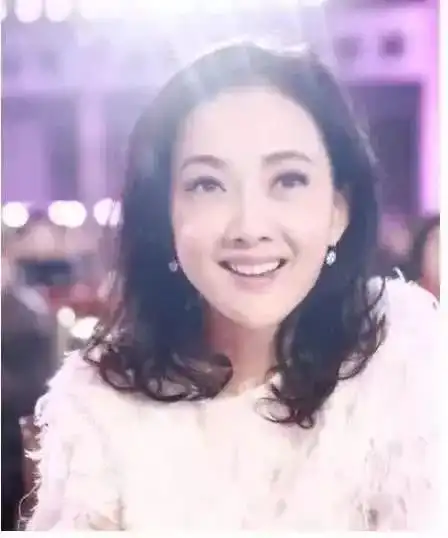 她曾是春晚一姐,郭冬临媳妇,45岁身材却似少女,风韵犹存搜狐娱乐搜狐网
