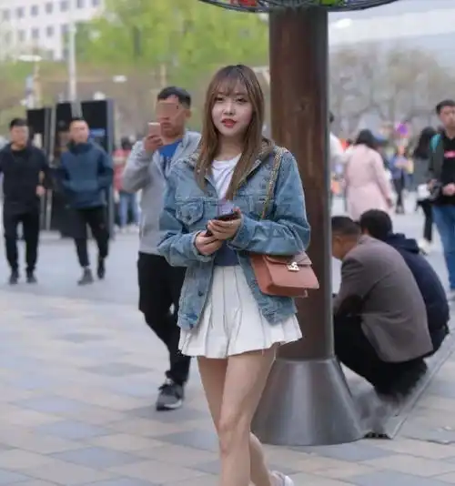 长相甜美有点微胖的女生,百褶裙搭配牛仔衣,穿出青春与气质