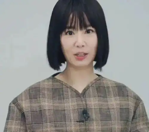 林心如剪学生头并没少女气质,颧骨突出反倒显年纪,没长发好看