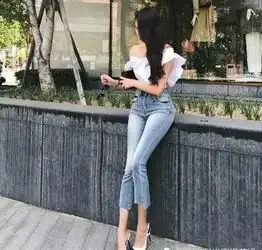 街拍美女紧身牛仔裤令人赏心悦目,性感牛仔裤
