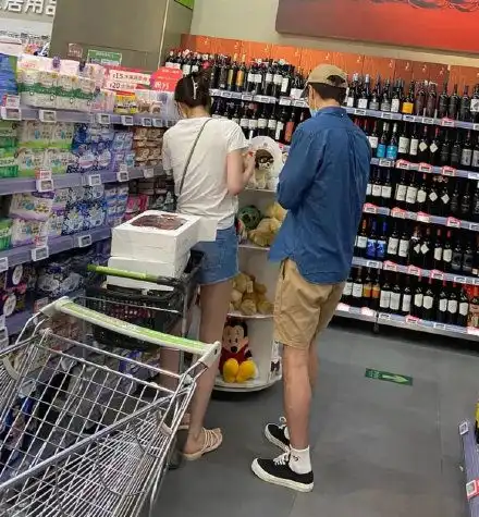 杨玏王玉雯疑似同居,被拍举止亲密同回小区,二人相差10岁