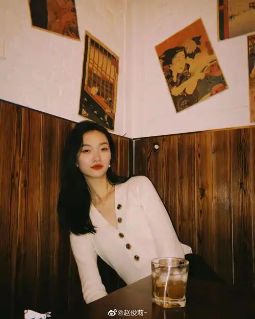 东方宾利拍了拍你,赵俊莉的lefame大片来啦,鬼马少女的夏日时髦style有被美到
