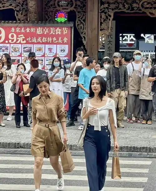 45岁高圆圆在成都骑自行车,一身黑白穿搭和25岁没变化,真抗衰
