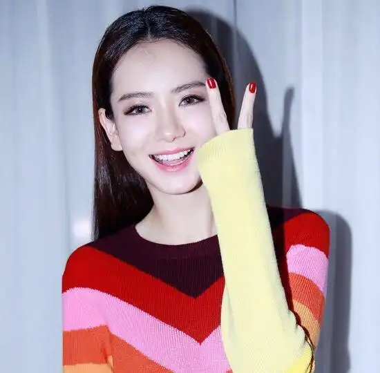 女明星们的自拍,一个比一个显脸小,杨幂戚薇这些方法超有用