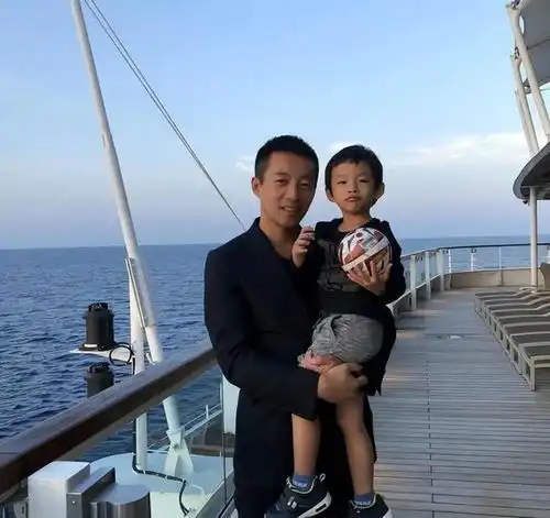 汪小菲官宣当爸后,转身卖掉和大s的婚房,晓梅满脸笑容藏不住