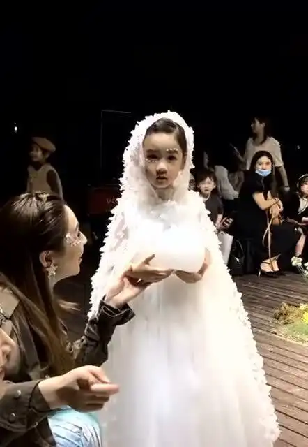 本想和小仙女拥抱一下,结果一个霸气的转身,我被迷之嫌弃了