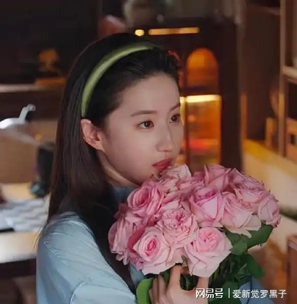 刘亦菲抱着的花火了,本是滞销玫瑰,现在一售而空