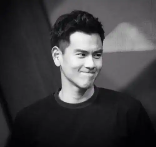 洪金宝一生只收了两个徒弟,小徒弟是彭于晏,大徒弟至今未能红