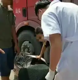 一大早女子骑车过马路,被货车卷入车底....