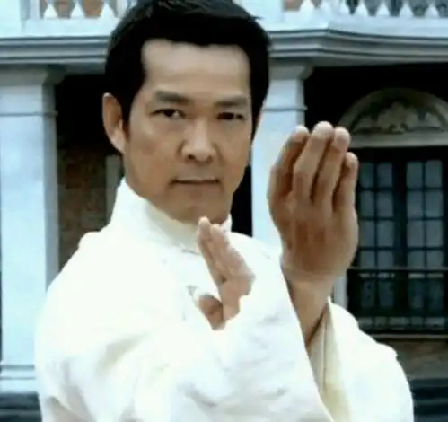 妻子去世仅两月便找美女陪曾志伟和元彪夜店嗨歌,一美女大长腿瞩目抢镜