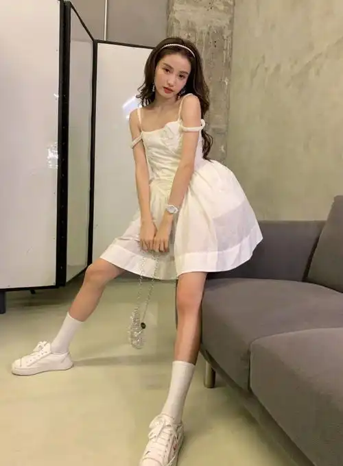 有一说一,林小宅的私服大部分都很年轻时尚,适合90后女孩哦