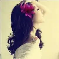 有没有手拿鲜花的女生头像
