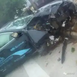 南宁一豪车突然狂飙撞树,树倒车毁现场惨烈疑似女司机穿高跟鞋驾车...