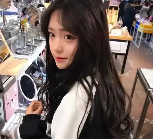初中女生自认为很美的行为,老师却觉得幼稚,同学也反感