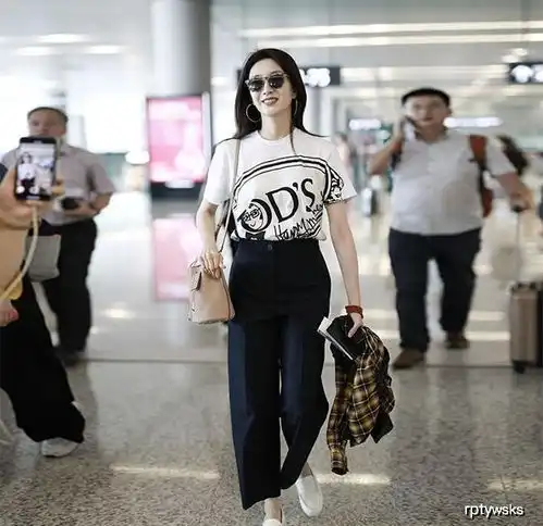 江疏影真的会穿,印花t恤阔腿长裤减龄又清新,33岁宛如邻家少女