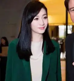 43岁冻龄女神李小冉,皮肤白皙到发光,网友好像看到了尹静婉