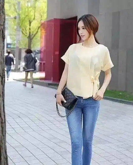 美女文艺气息浓郁,简单清爽,轻松秀出女人的窈窕身姿
