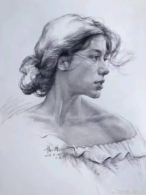 他笔下的美女堪称倾国倾城,看完我的魂都要被勾走了一组美女素描刷爆朋友圈