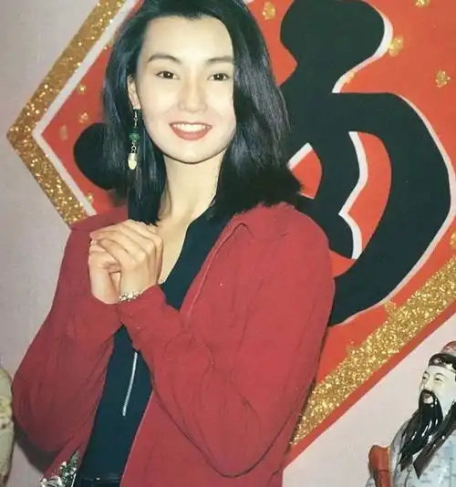 59岁张曼玉暴增20斤大变样奶奶衫穿出满满女人味