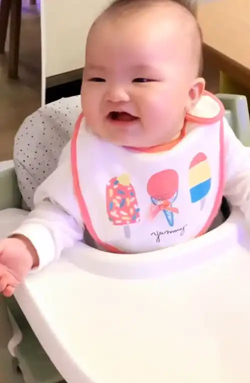 熊黛林假装打喷嚏逗女儿,11个月大小女儿眯眼咧嘴笑,超萌