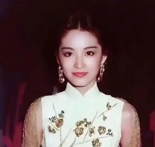天呐,看到林凤娇和林青霞1976年的合影,才懂成龙为啥说惊为天人