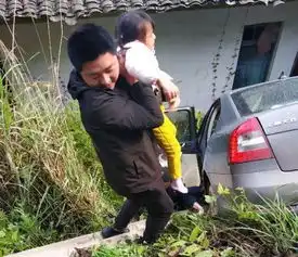 通江一女子因开车分心致车辆侧翻,二人被困车内