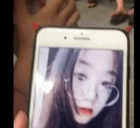 小伙去火车站接网恋女友,见到真人时小伙不淡定了