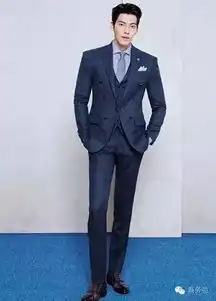 男人衣服没穿对,可能是颜色没弄好