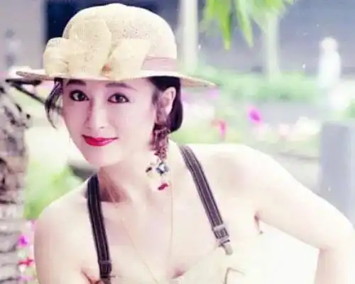 72岁潘迎紫皮肤紧致白皙,实实在在的冻龄女神秘诀是什么