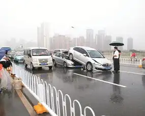 女司机驾车钻入前车底部两车桥上叠罗汉